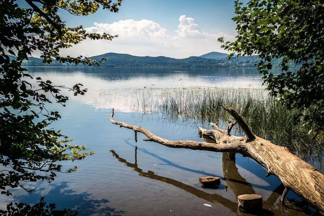 Der ruhige Laacher See mit dem Benediktinerkloster Maria Laach, ein Naturjuwel in der Eifel.