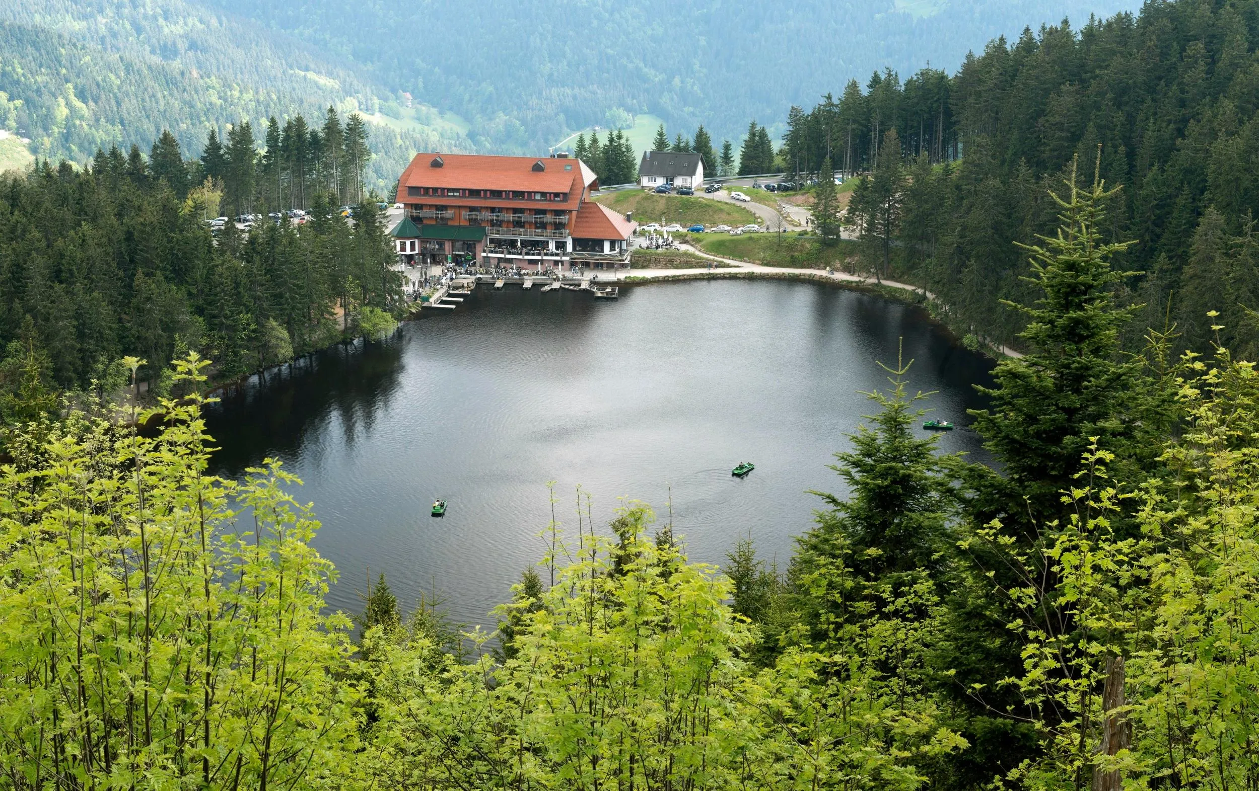 Der sagenumwobene Mummelsee im Schwarzwald bei Sonnenuntergang