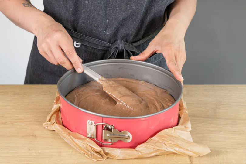 Der Schokobiskuit wird im Ofen gebacken