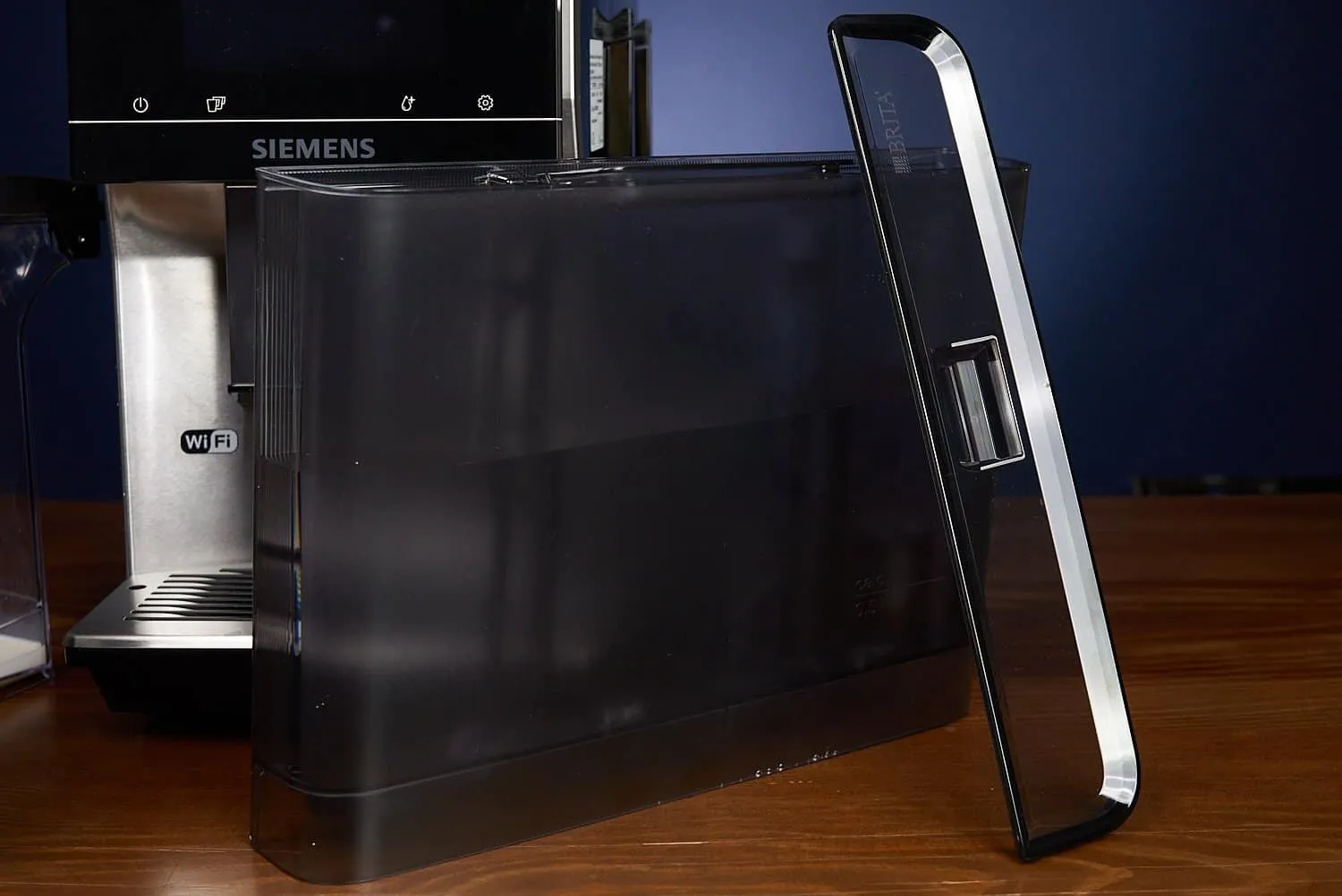 Der seitlich montierte und leicht befüllbare Wassertank des Siemens EQ.700 Integral