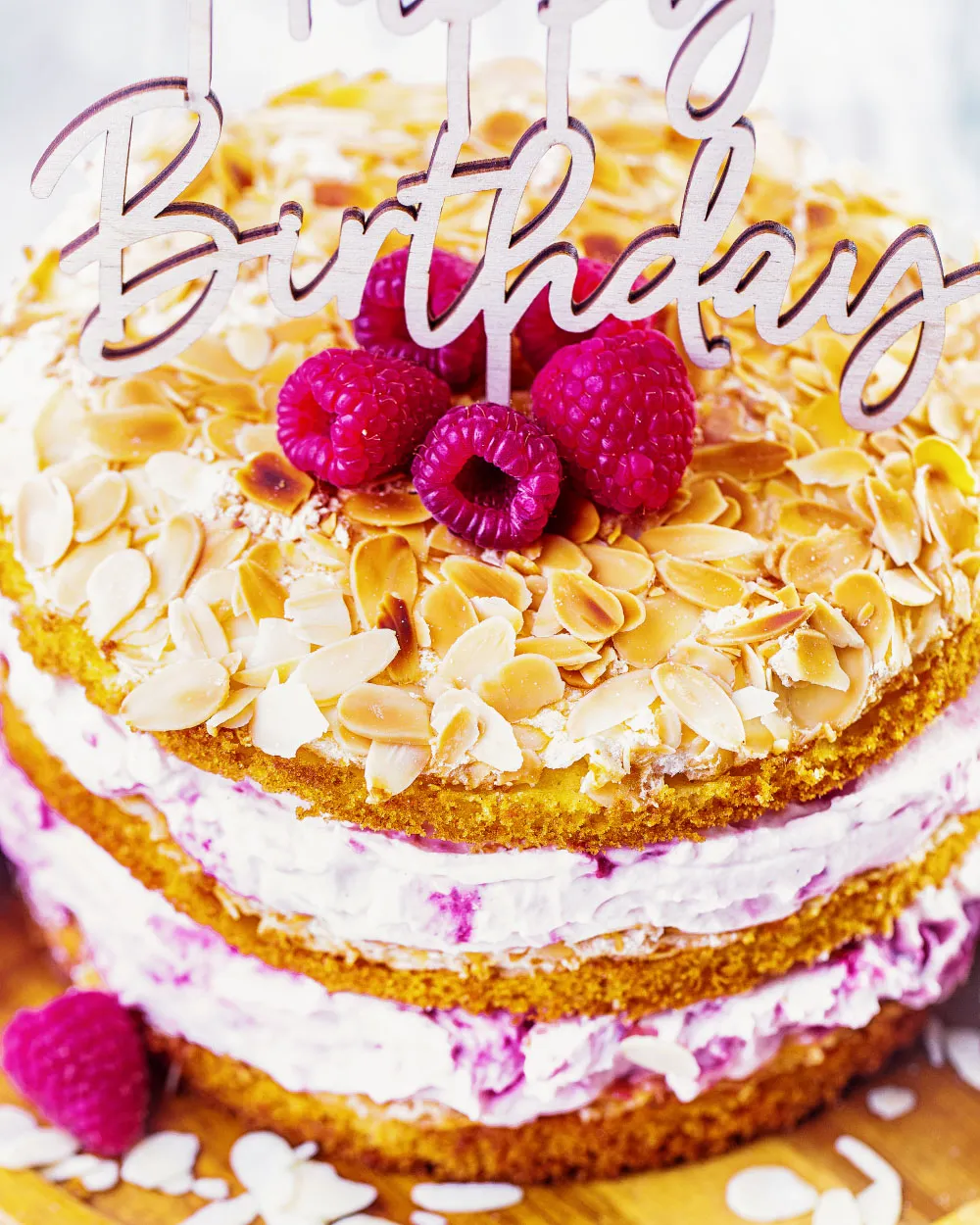Der selbstgemachte Geburtstagskuchen mit Himbeer-Quark-Creme und Mandelbaiser.