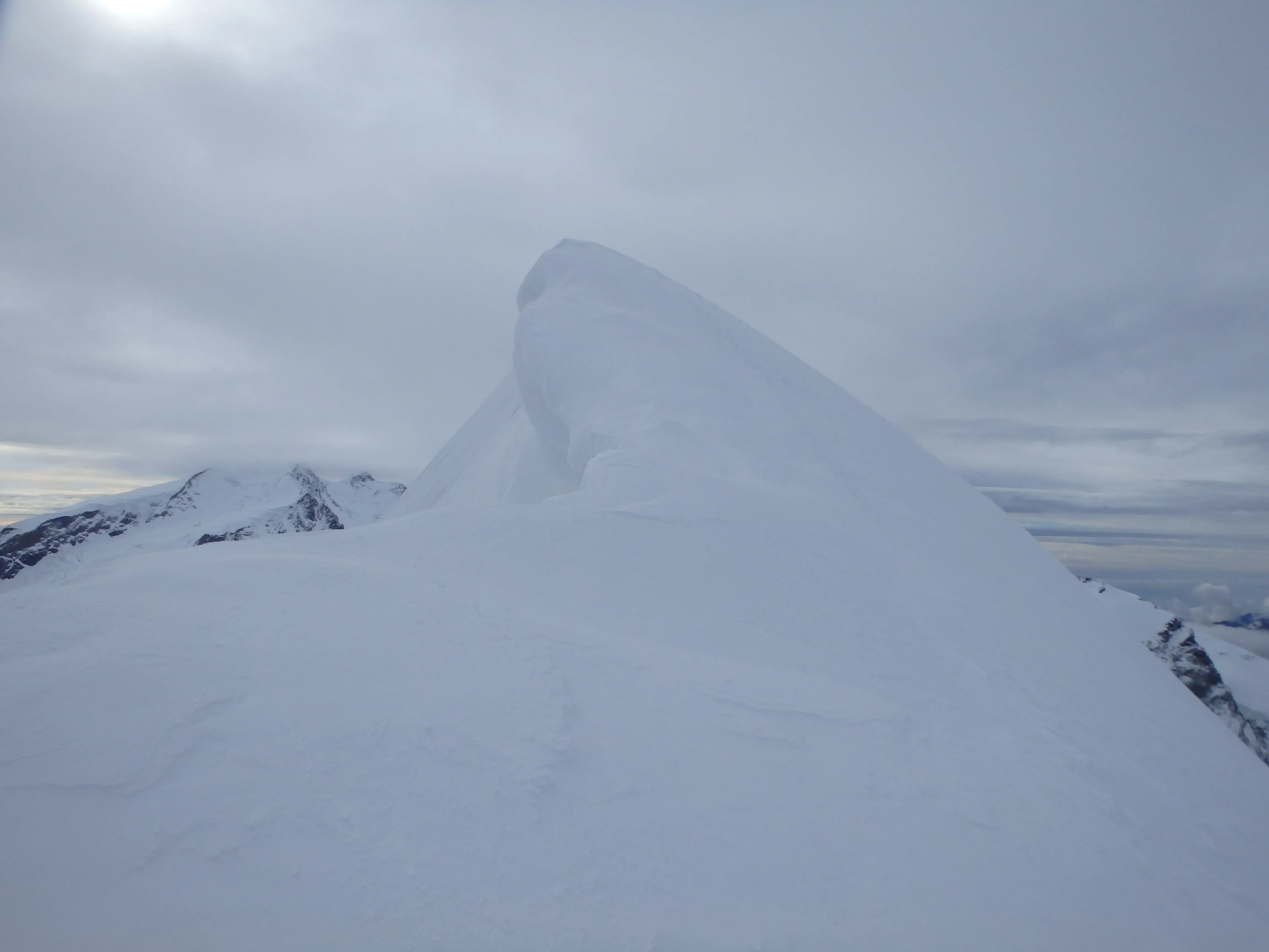 Der stark verwechtete Gipfelgrat des Breithorns