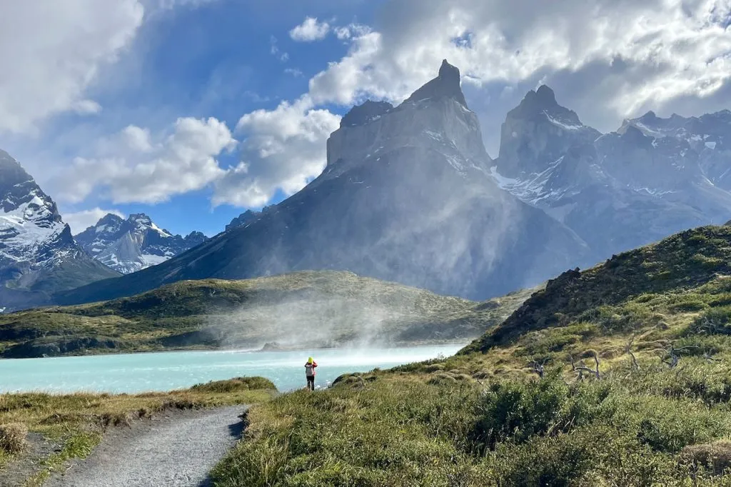 Der starke Wind im Nationalpark Torres del Paine wirbelt das Wasser über dem See in die Luft
