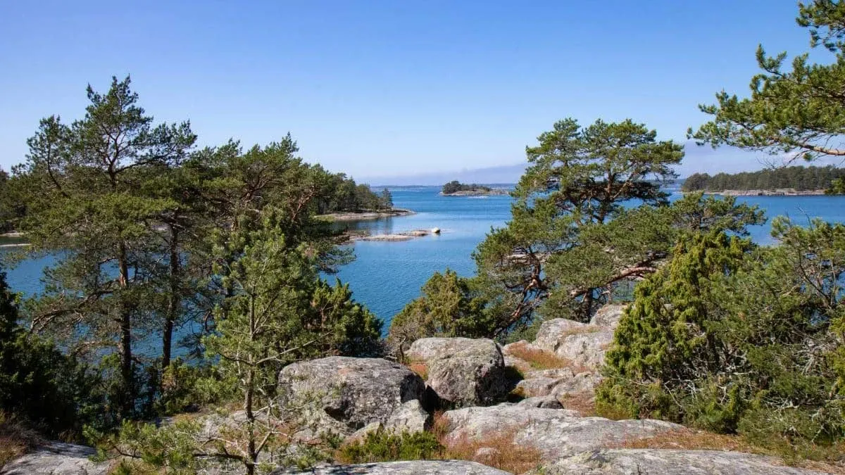 Der Stendörren Nationalpark in Schweden, eine malerische Küstenlandschaft mit Schären und Wanderwegen.