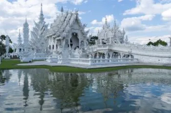 Der strahlend weiße Wat Rong Khun (Weißer Tempel) in Chiang Rai, Thailand
