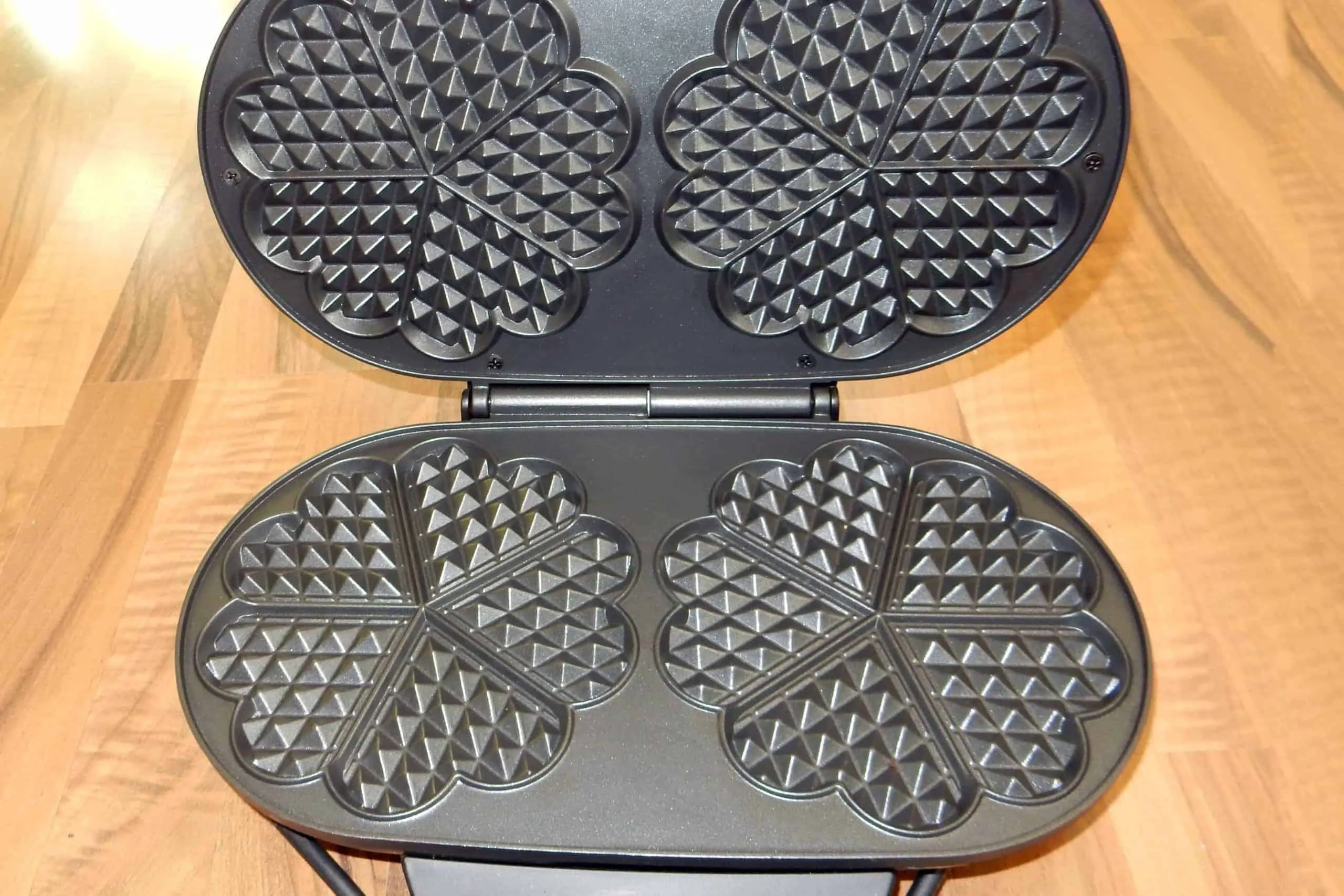 Der Tefal WM 311D Doppel-Waffelautomat mit aufgeklapptem Deckel