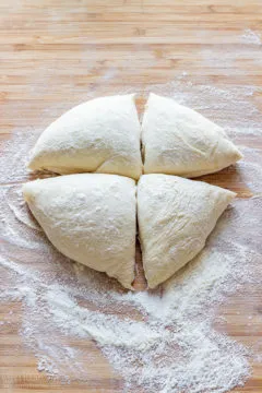 Der Teig für Langos wird zu Kugeln geformt, bevor er ausgerollt wird