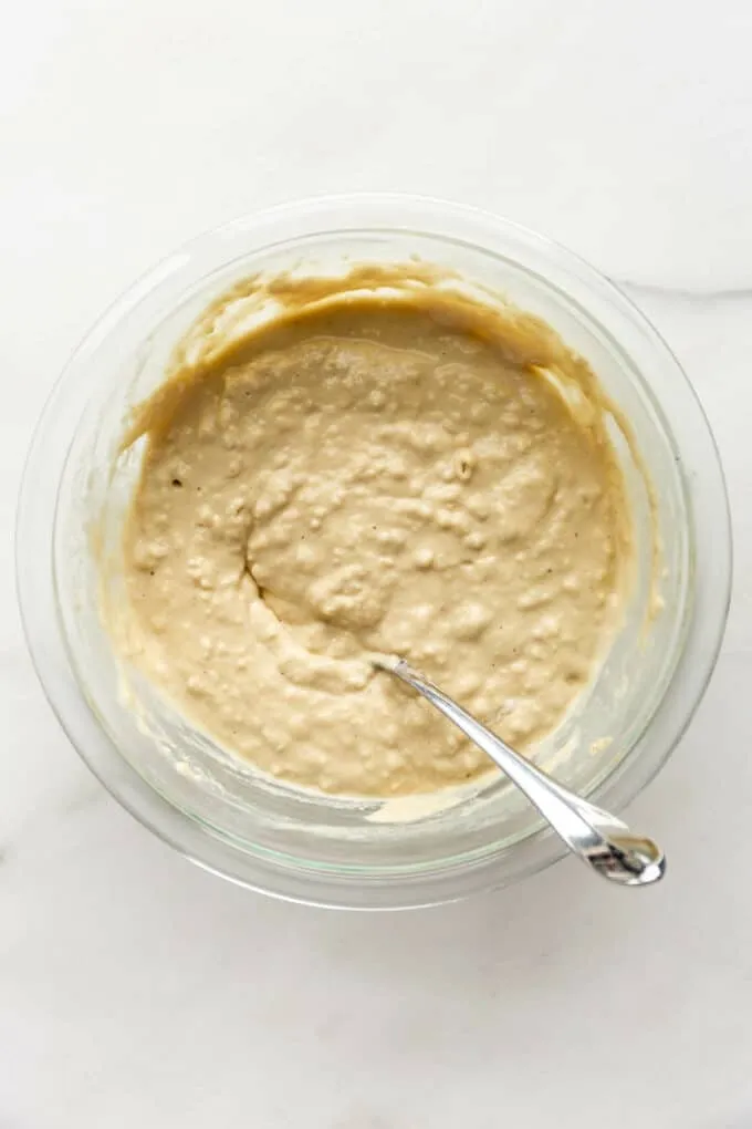 Der Teig für Protein-Pfannkuchen in einer transparenten Schüssel.