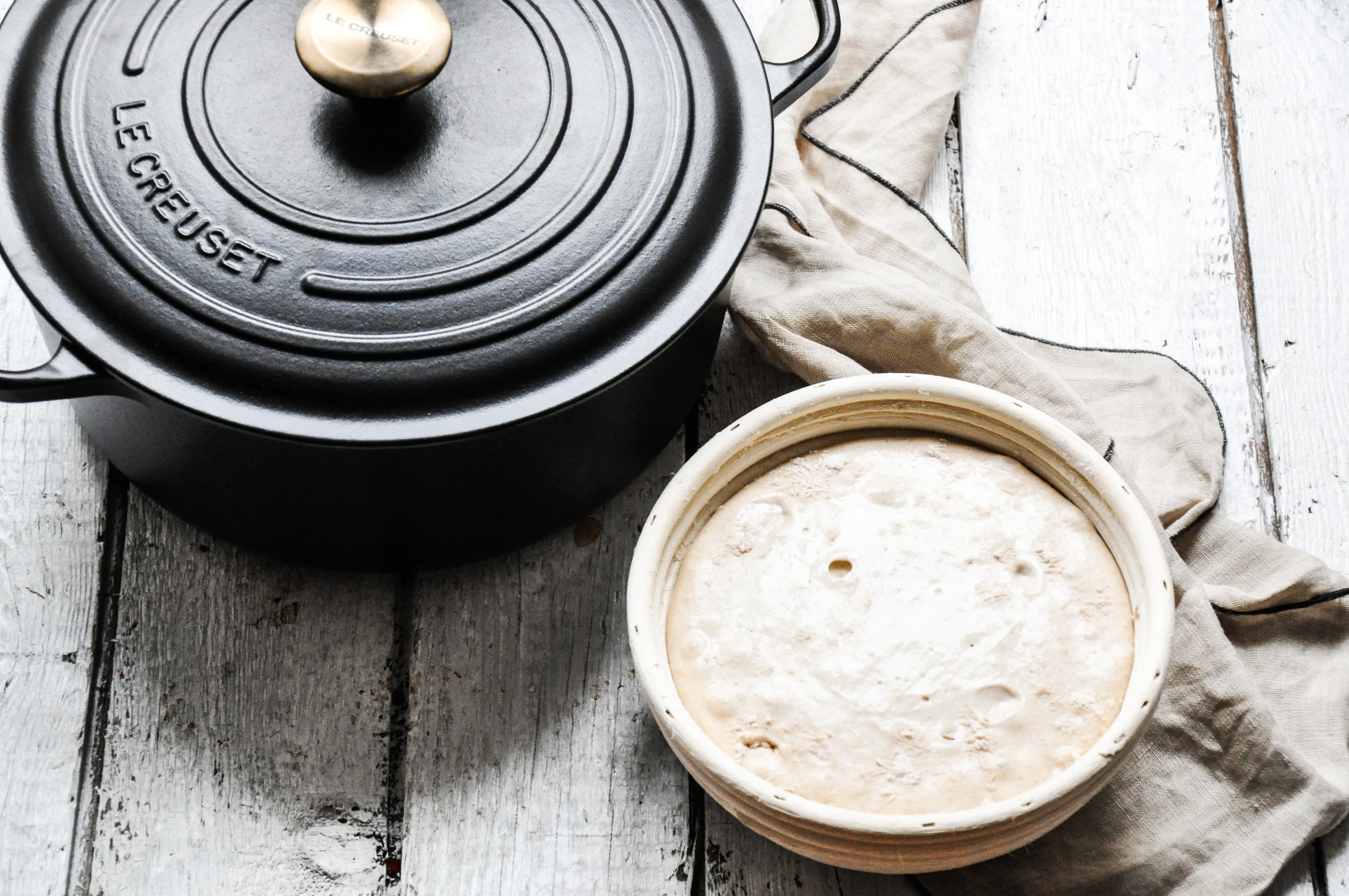 Der Teig wird aus dem Gärkörbchen auf Backpapier gestürzt