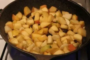 Der Teig wird in die Pfanne gegossen