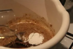 Der Teig wird mit dem Löffel verrührt