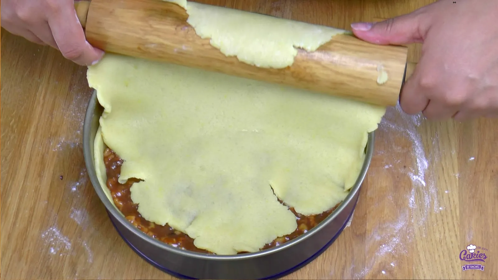 Der Teigdeckel wird auf die Torte gelegt