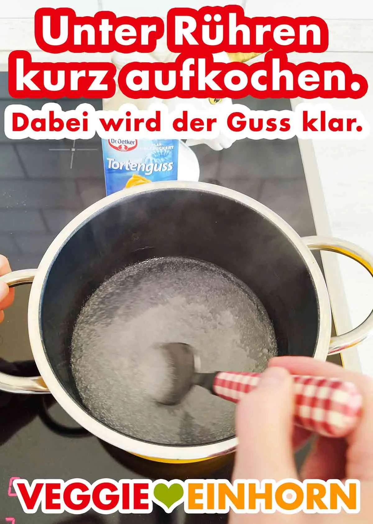 Der Tortenguss wird aufgekocht. Dabei wird er klar.