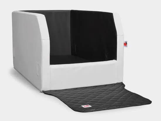 Der Travelmat RS Plus Hundekorb für die Autorücksitzbank mit ausgeklappter Schutzplane