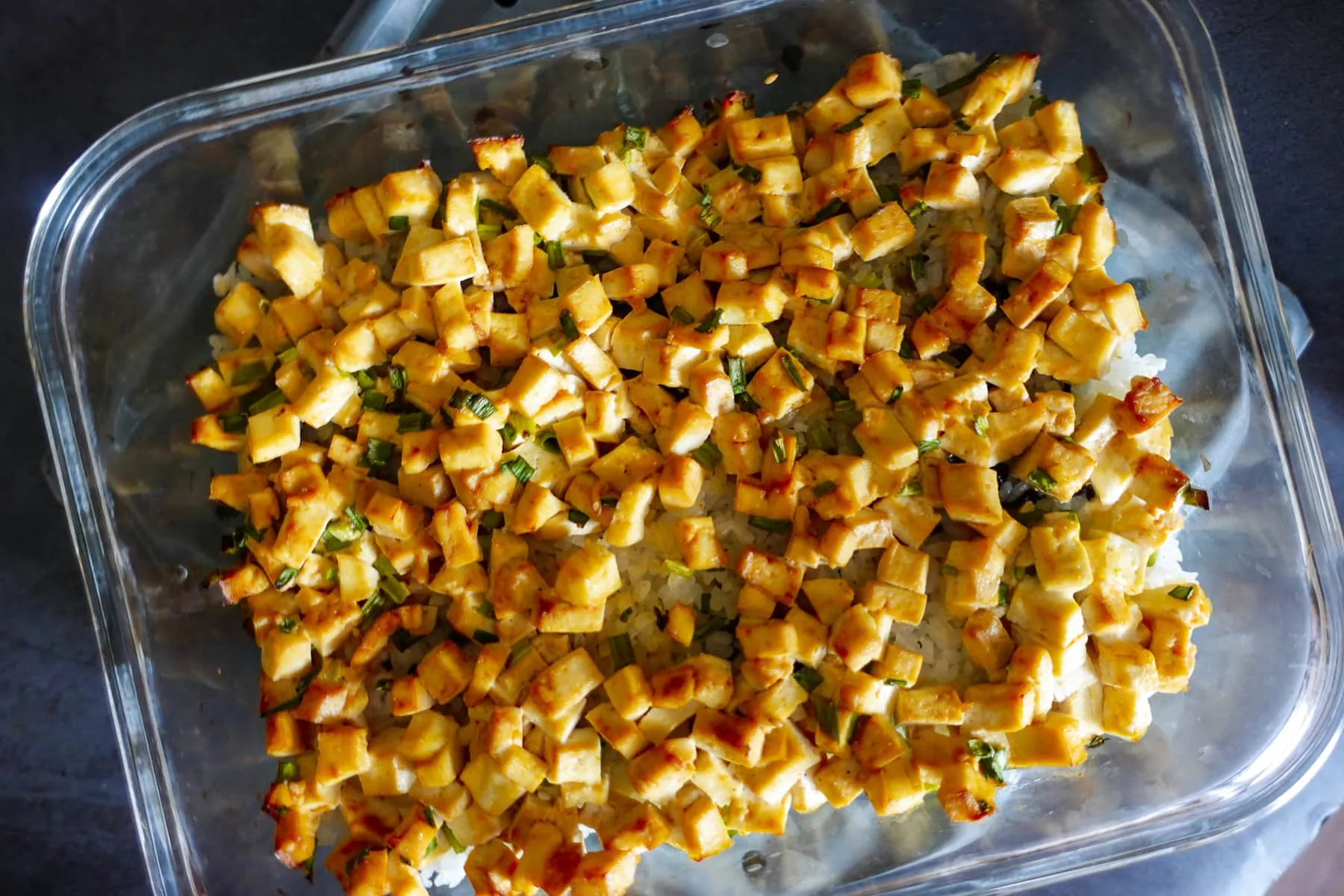 Der vegane Sushi Auflauf goldbraun gebacken im Ofen, bereit für die Toppings