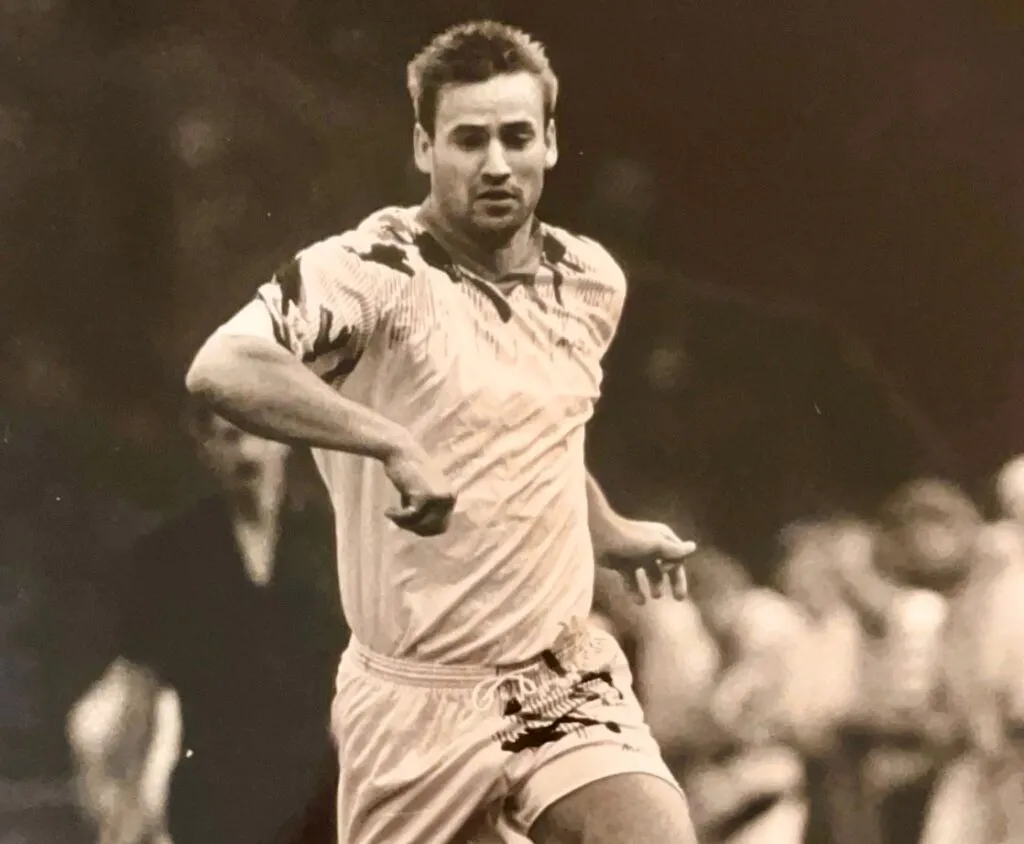 Der verstorbene Robert Reichert, eine Legende von Rot-Weiss Essen, in einem historischen Trikot.