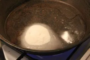 Der Zucker löst sich auf