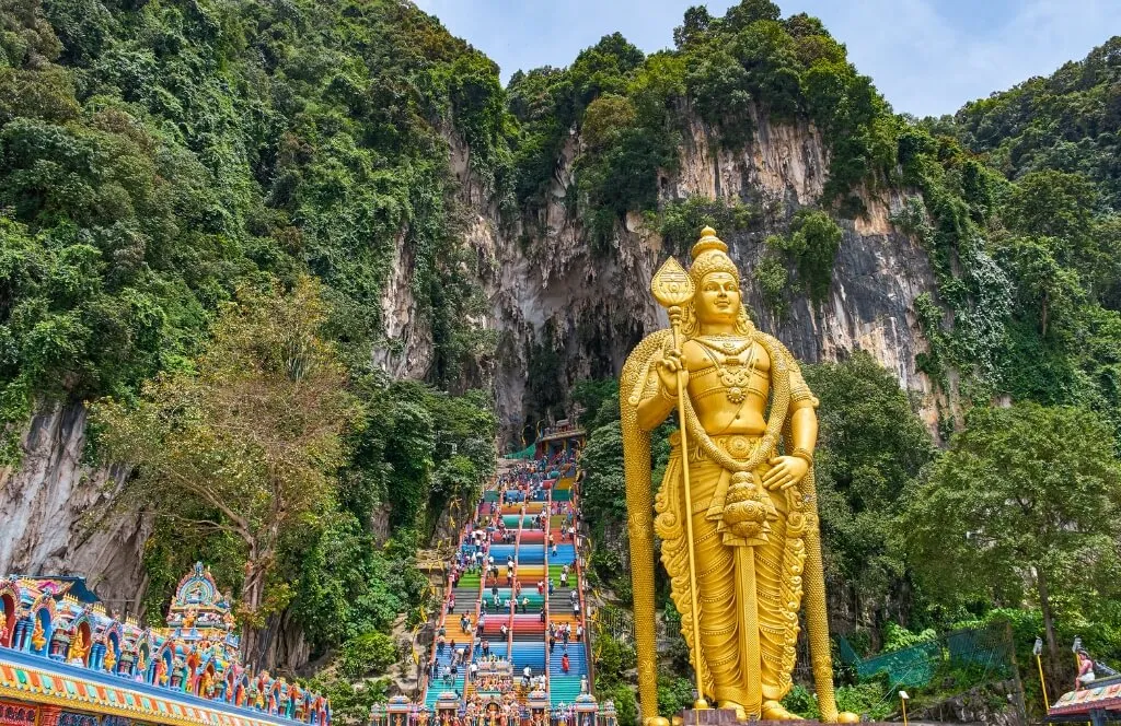 Des escaliers colorés menant à un temple en Thailande