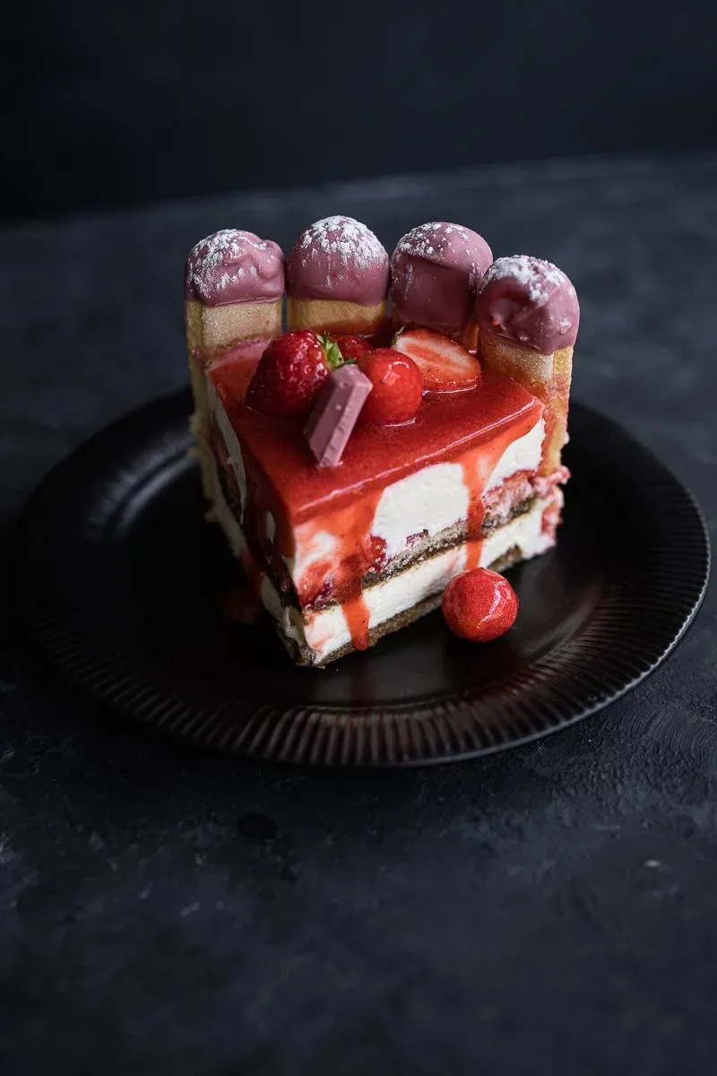 Dessert Charlotte mit Löffelbiskuits und Erdbeeren, besonderer Geburtstagskuchen für Mütter