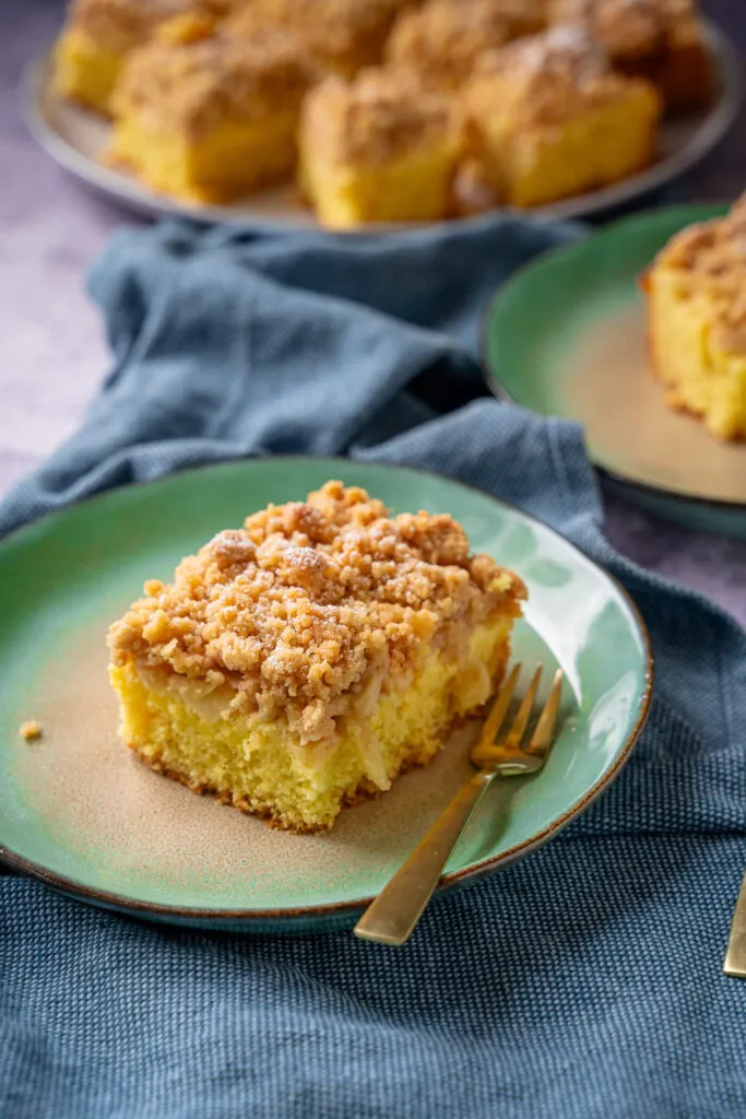 Detail der cremigen Puddingfüllung des Kuchens