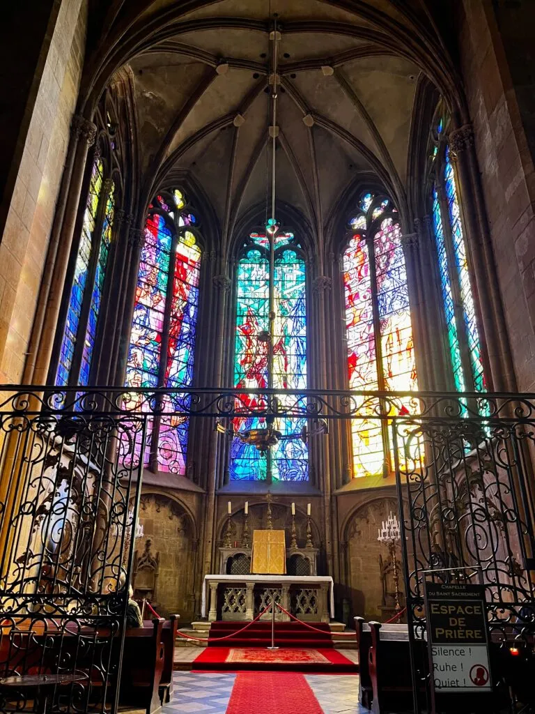 Detail der Glasfenster der Kathedrale von Metz