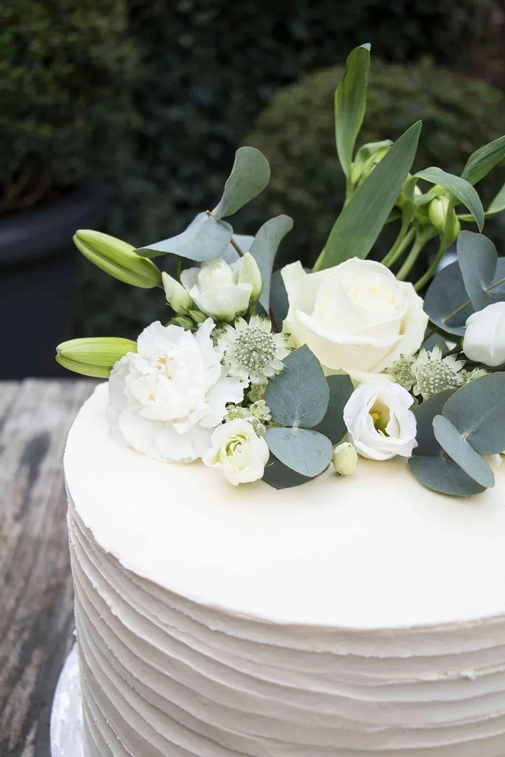 Detail der Kinder Bueno Schokoladenfüllung in der Hochzeitstorte