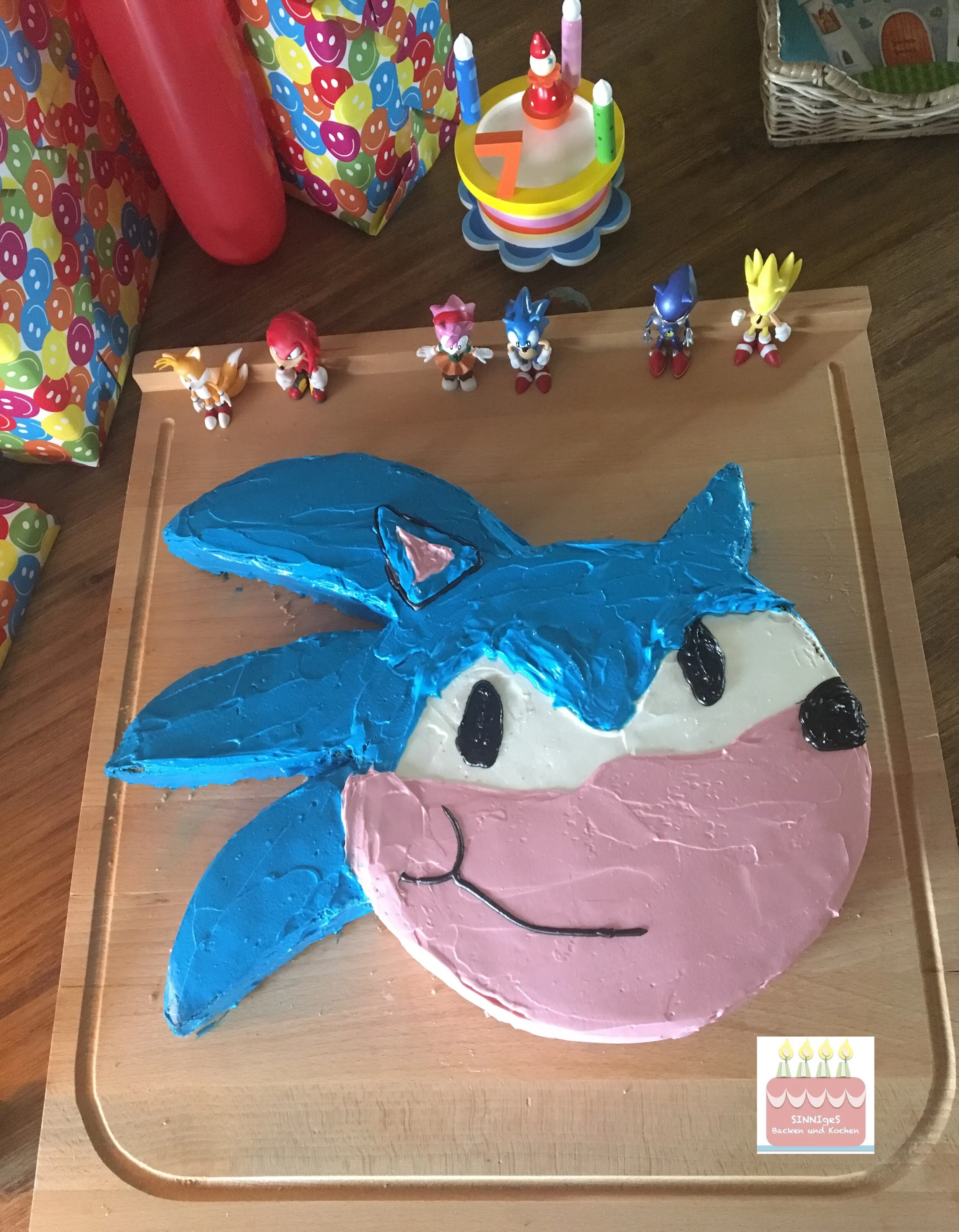 Detail des Sonic Kuchens mit Mund und Ohr