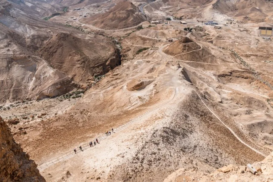 Detailansicht der alten römischen Befestigungsstrukturen in der Wüste.