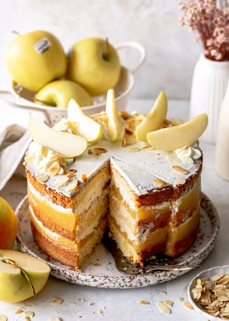 Detailansicht der Apfelmus Sahne Torte mit Mandelbiskuit und frischer Apfeldekoration