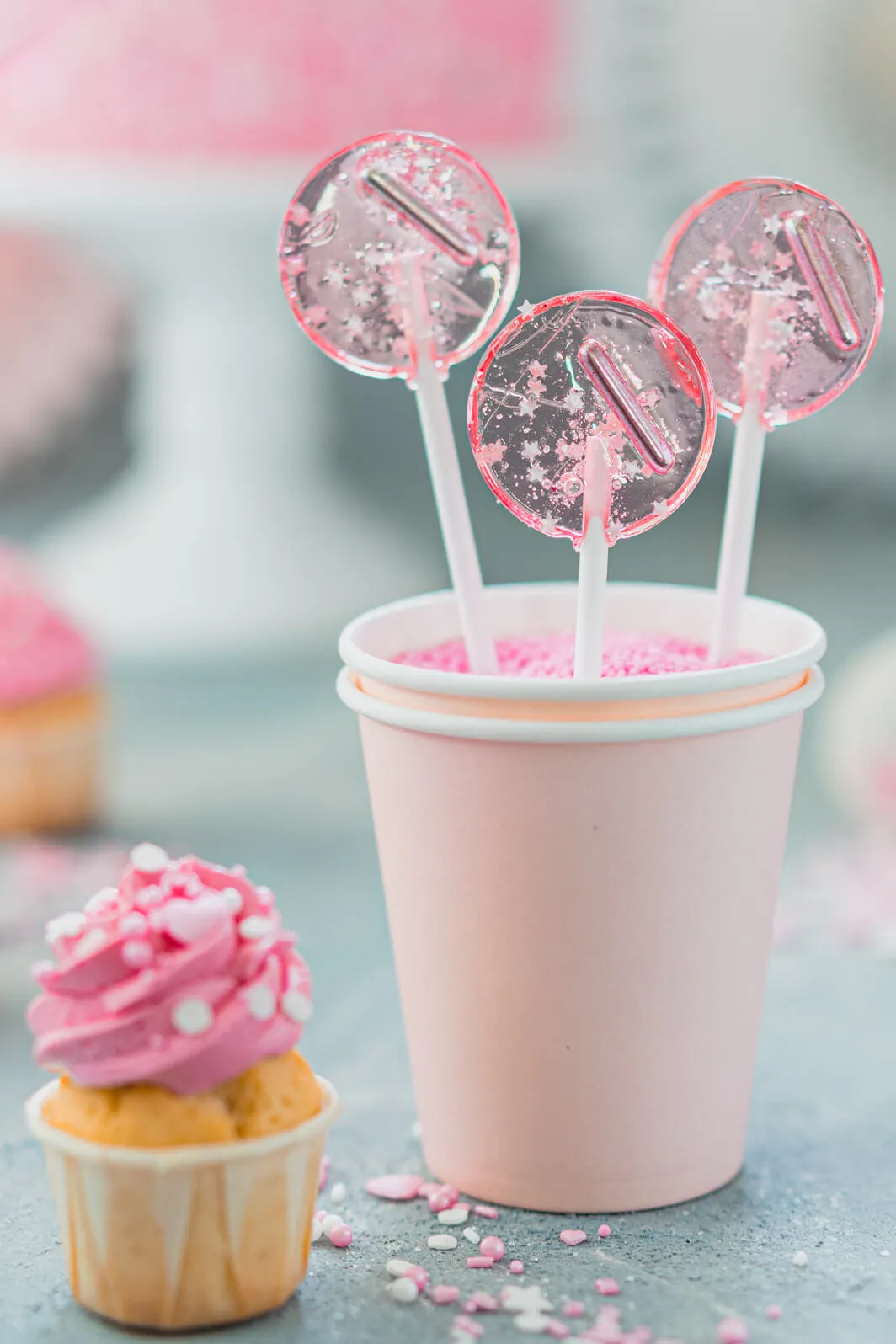 Detailansicht der Dekoration einer rosa Torte