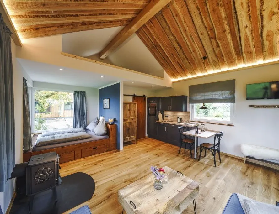 Detailansicht der gemütlichen Einrichtung eines Baumhauses