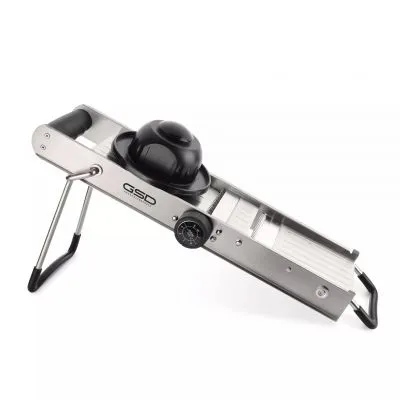 Detailansicht der GSD Edelstahl-Mandoline mit ergonomischem Schnittguthalter für sicheres Arbeiten