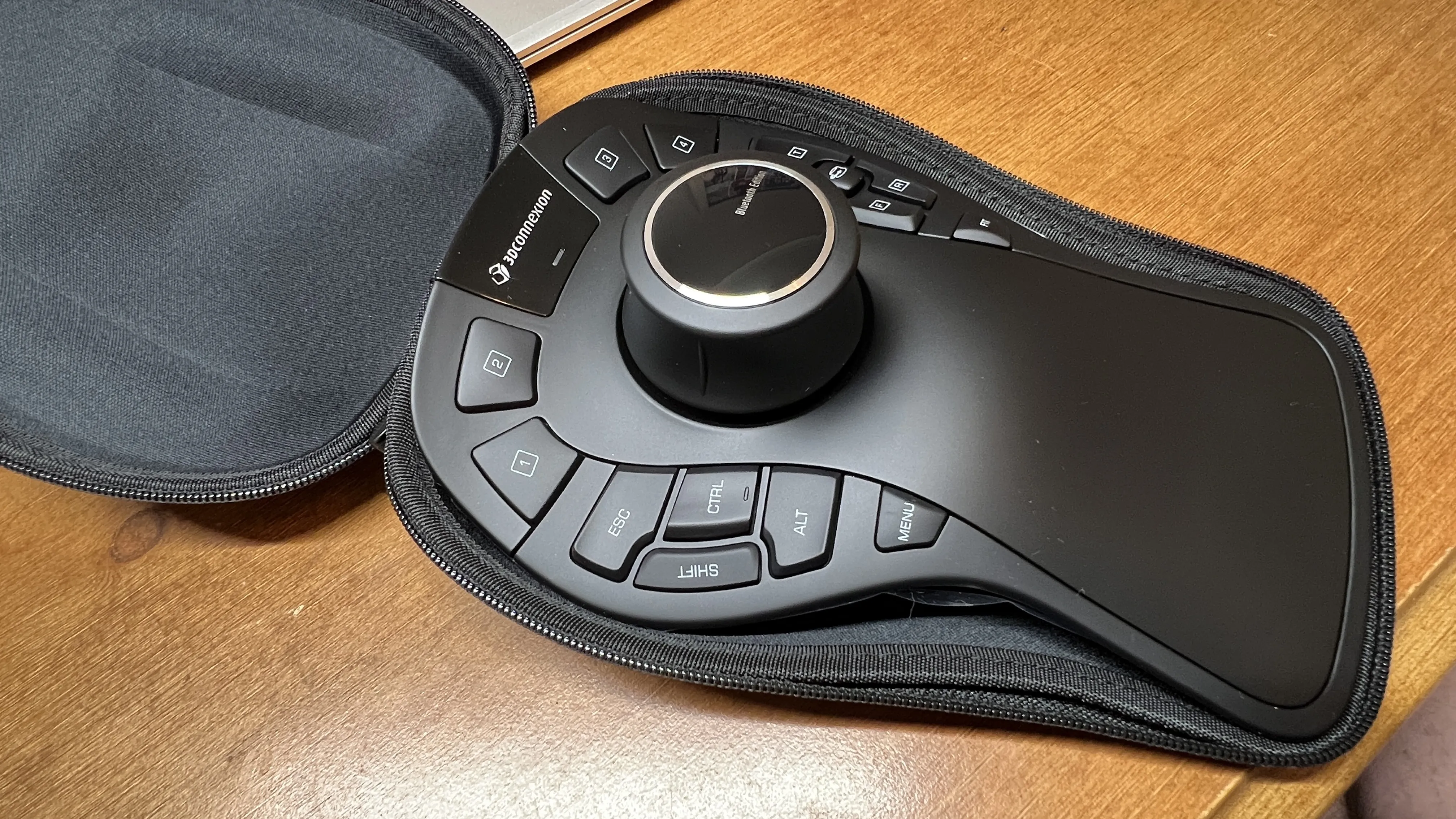 Detailansicht der hochwertigen 3Dconnexion SpaceMouse Pro Wireless Bluetooth Edition mit ihren programmierbaren Tasten für CAD