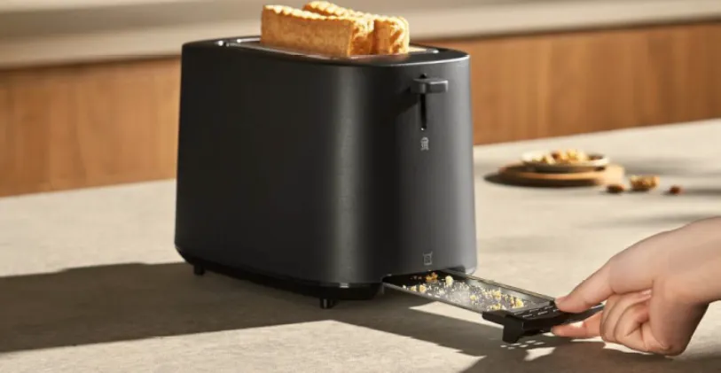Detailansicht der Krümelschublade des Xiaomi Toasters, die leicht herausgezogen werden kann
