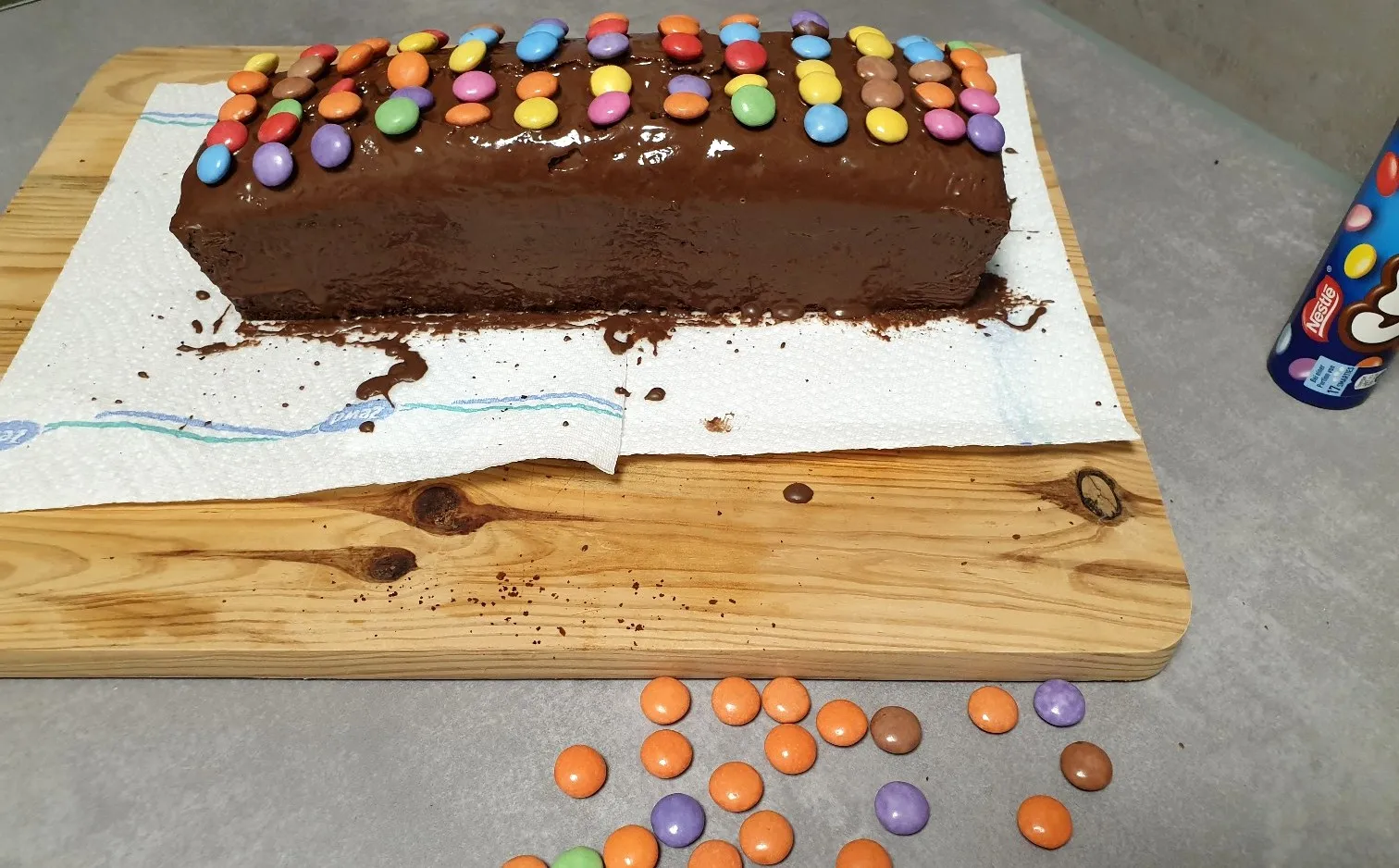 Detailansicht der Kuchentextur und der Smarties-Dekoration