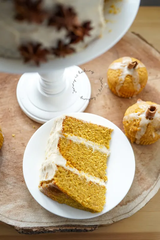 Detailansicht der Kürbistorte mit kleinen Deko-Kürbissen