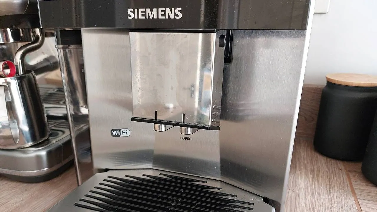 Detailansicht der Siemens EQ900 mit dualBean System und zwei Bohnenbehältern