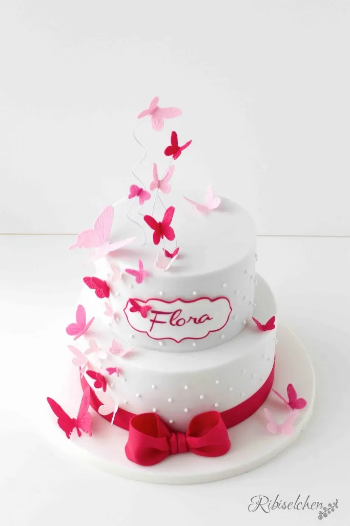 Detailansicht der Tauftorte mit perfekt aufgespritzten weißen Royal Icing Punkten auf rosa Fondant