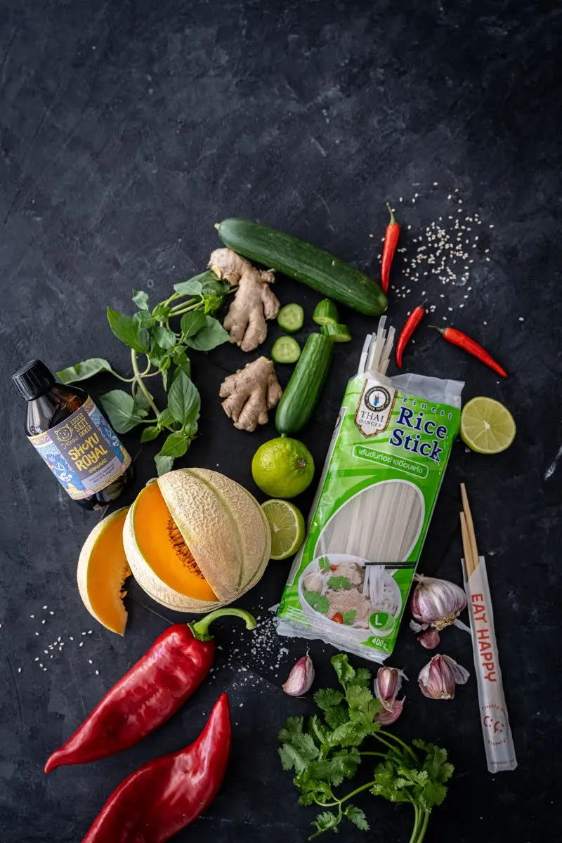 Detailansicht des Asia Reisnudelsalats mit frischer Minze und Erdnüssen, ein erfrischendes und einfaches Asia-Rezept