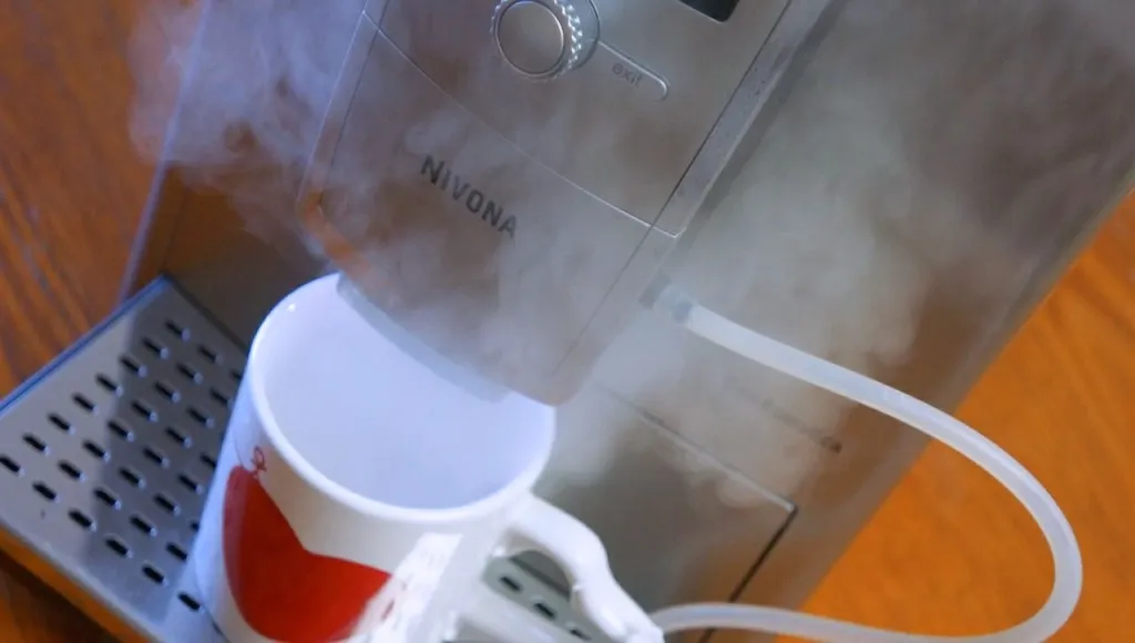 Detailansicht des dampfbetriebenen Milchsystems des Nivona 855 Kaffeevollautomaten