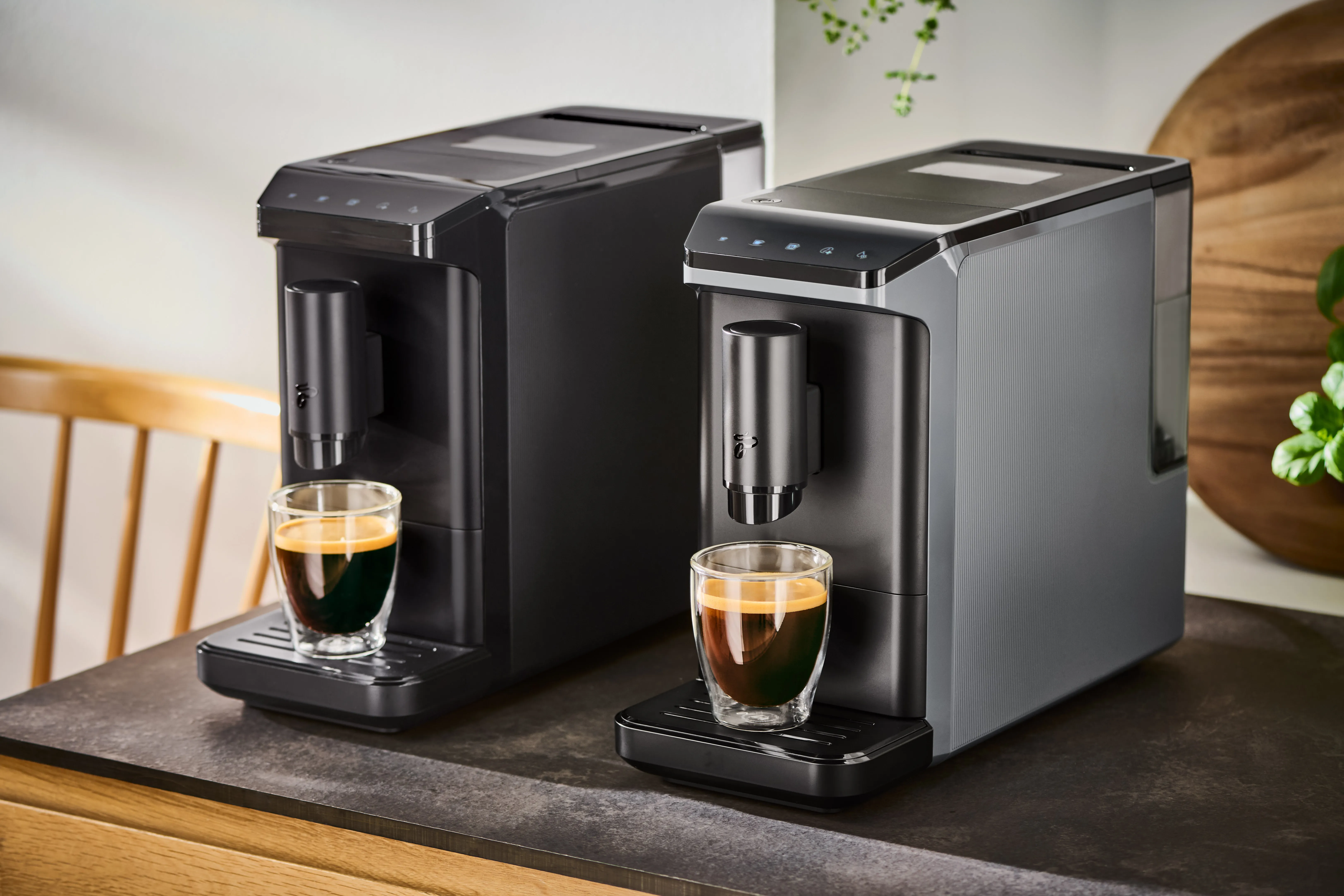 Detailansicht des Tchibo Esperto mini Kaffeevollautomaten mit Fokus auf Design und Auslauf