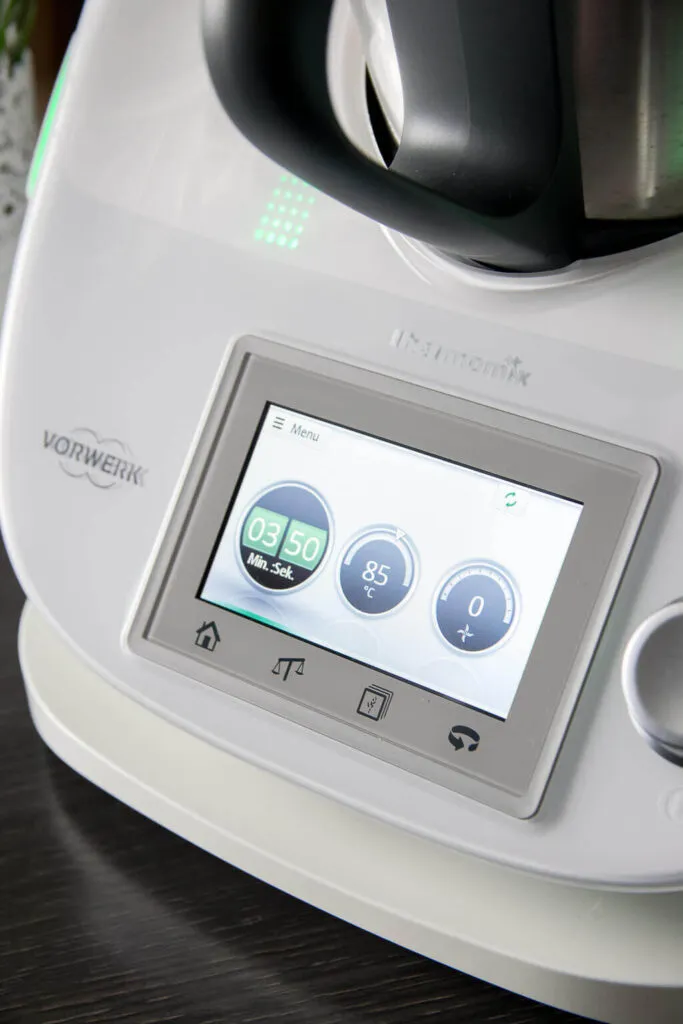 Detailansicht des Thermomix TM5, bereit zum Kneten von Brotteig
