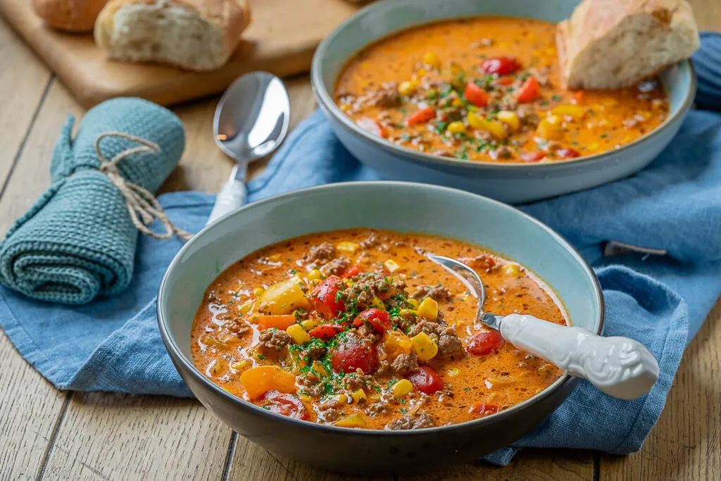 Detailansicht einer cremigen Pizzasuppe, gekocht mit wenigen Zutaten, ideal zum Einfrieren.