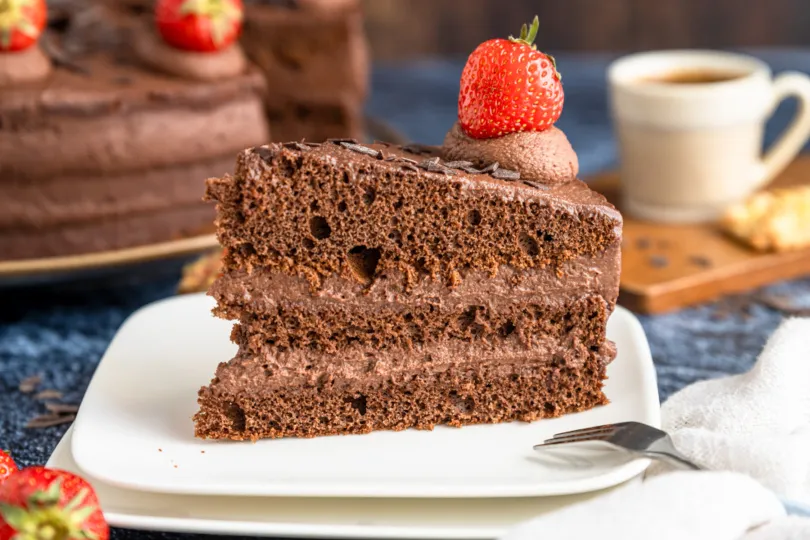 Detailansicht einer Schokosahnetorte mit Erdbeeren