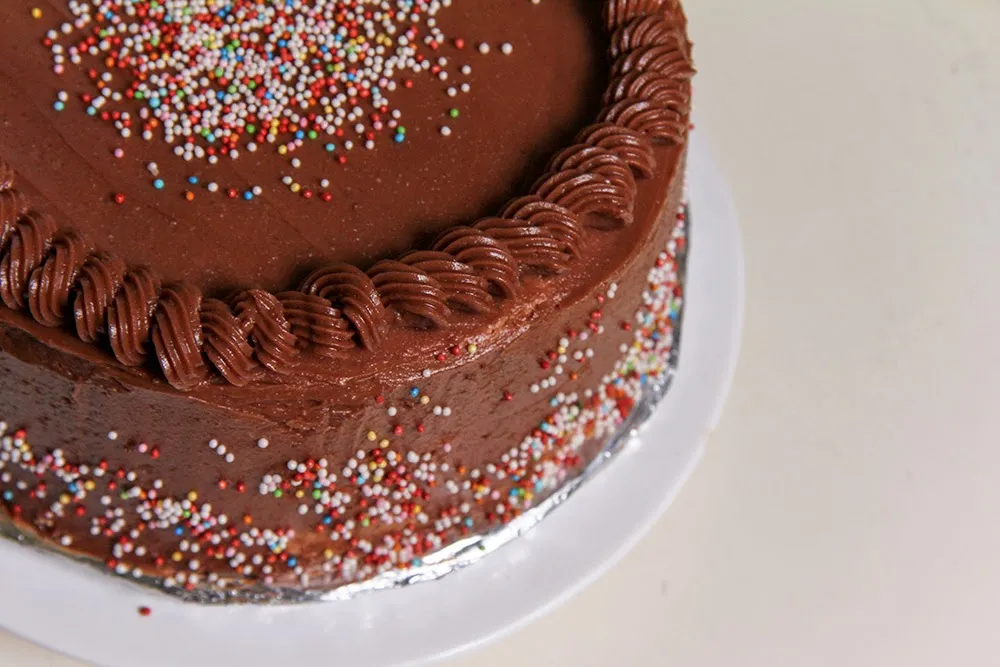 Detailansicht eines angeschnittenen Bananen-Nutella-Kuchens