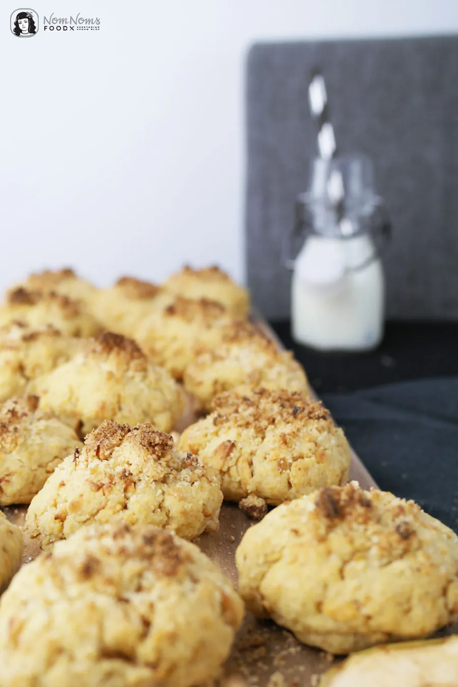 Detailansicht eines Apfel-Streusel-Kekses mit sichtbaren Apfelstücken