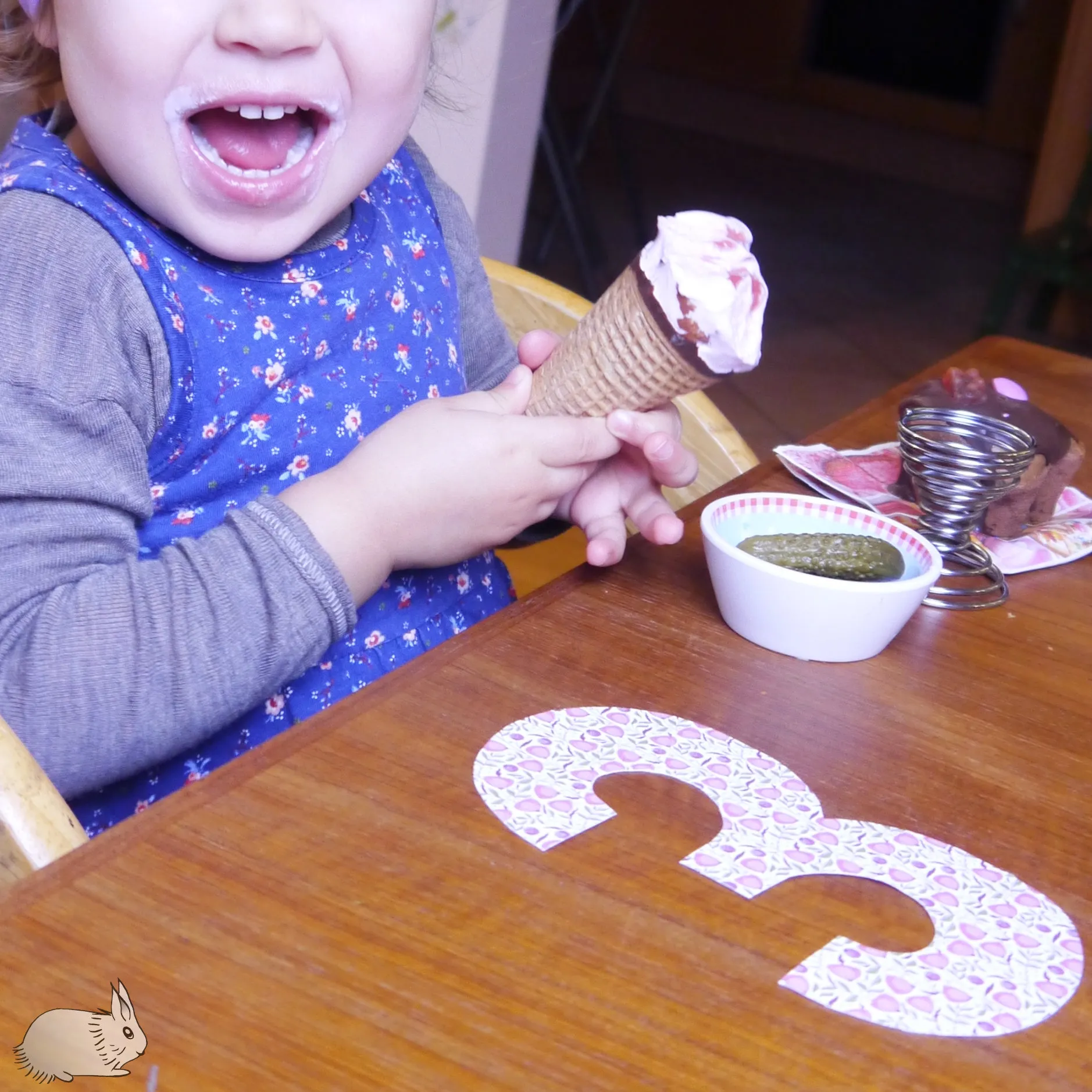 Detailansicht eines Frühstückstellers mit verschiedenen Leckereien wie Käse und Wurst.