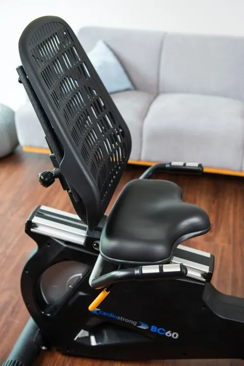 Detailansicht eines Liegeergometers mit verstellbarem, ergonomischem Sitz und atmungsaktiver Rückenlehne für optimalen Trainingskomfort.