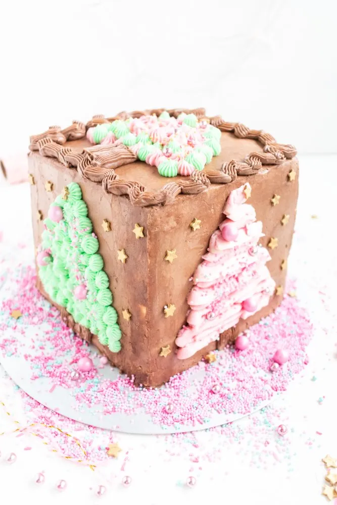 Detailansicht eines weihnachtlichen Kuchens mit cremigem Überzug und Streuseln