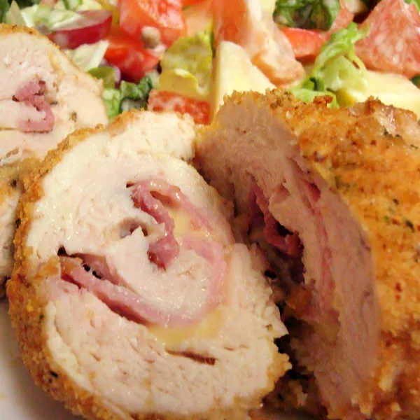 Detailansicht: Knuspriges Hähnchen Cordon Bleu frisch aus dem Ofen